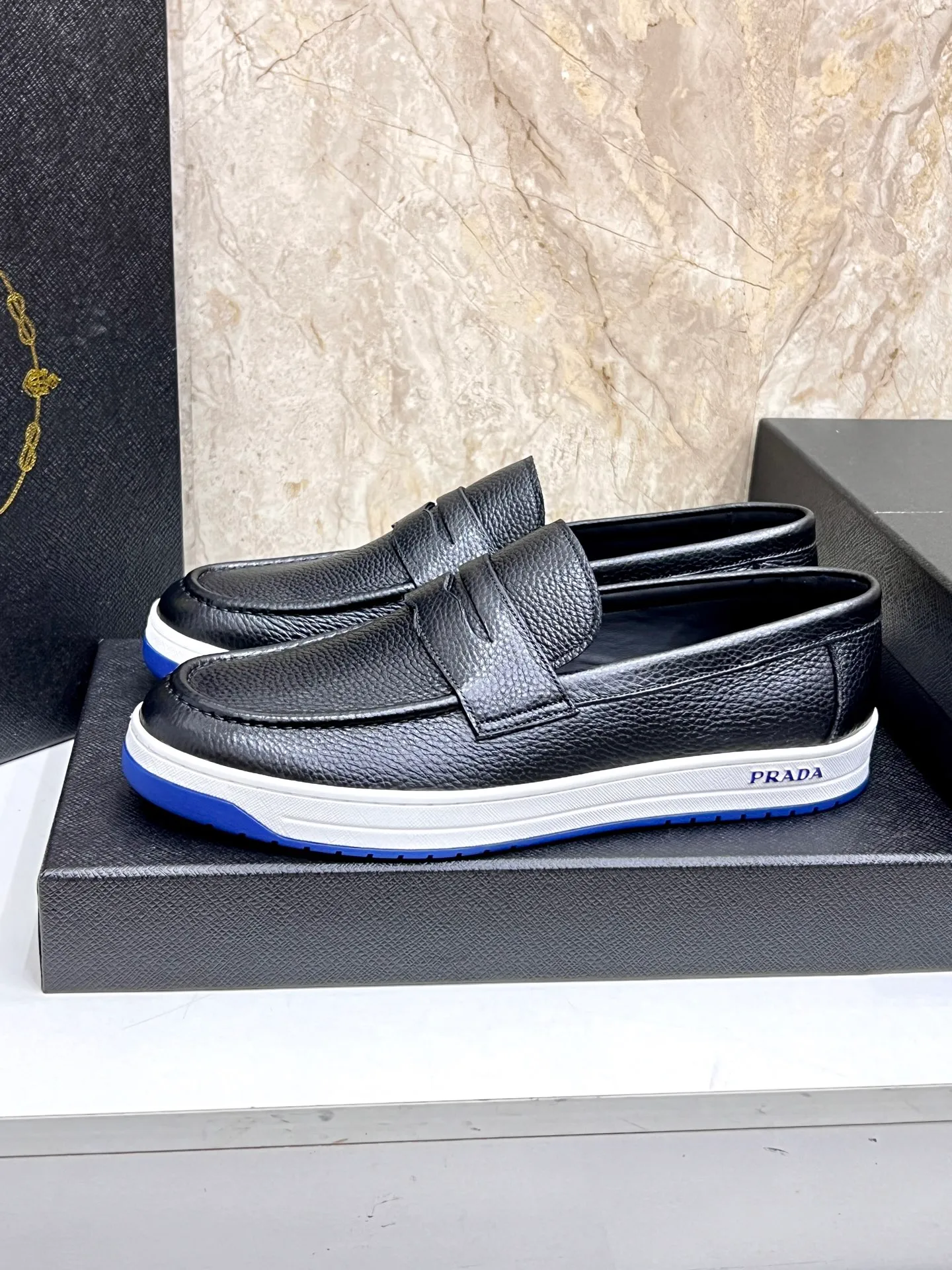 💰620 Prada classic men’s lace-up casual shoes｜Imported cowhide upper｜Layered stitching design on the upper Lightweight and breathable｜Soft and comfortable｜PRADA letters on the side｜Distinctive sporty style Showing the brand style｜Lightweight embossed rubber sole｜With cowhide foot pad lining｜Excellent foot feel Fashionable and elegant｜Size: 38-44 (customized at 45)
